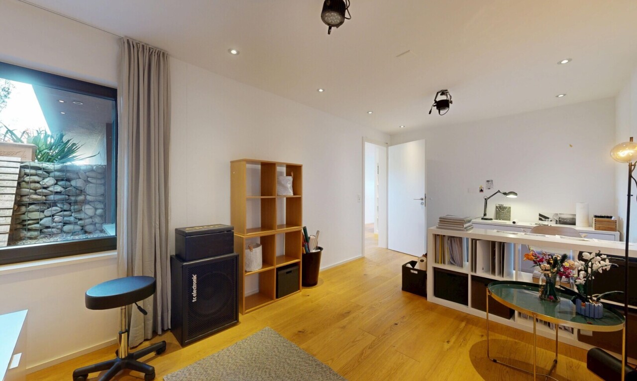 wohnzimmer mit drywall, gipskartonwand, inside property, wood finish floor, und holzfußboden