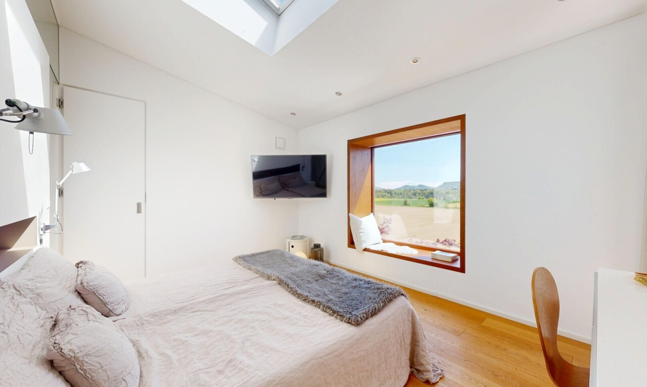 zimmer / schlafzimmer mit natürliches licht, natural light, dachschräge, vaulted ceiling, und holzfußboden