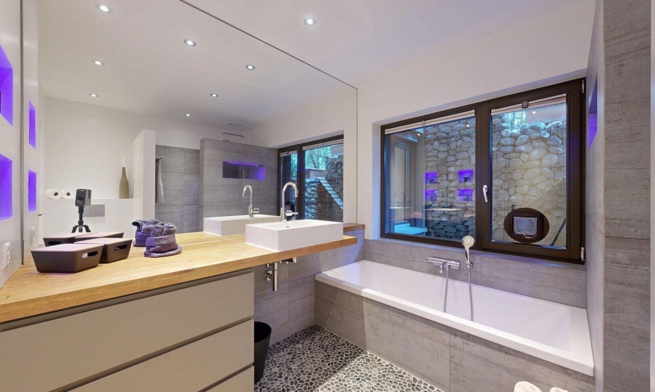 bad mit komplettes badezimmer, bad, inside property, waschbecken, und dusche