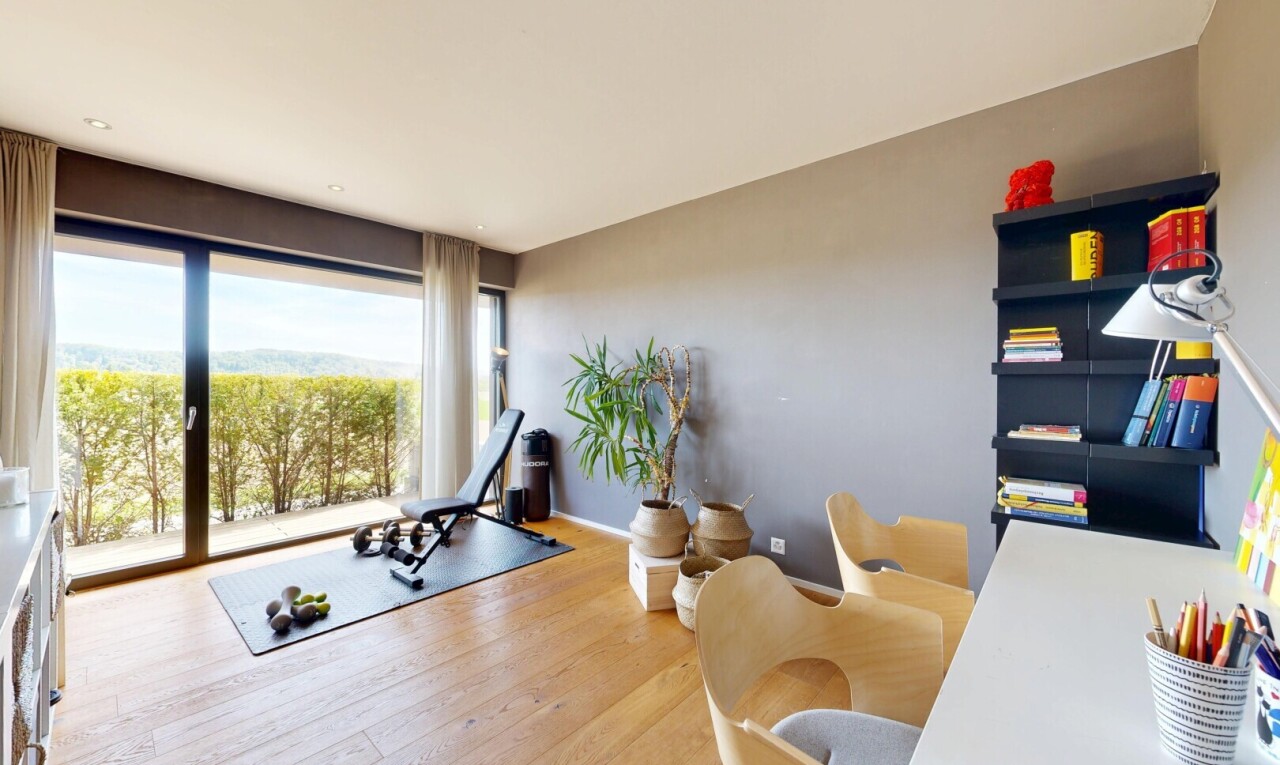 fitnessstudio mit drywall, gipskartonwand, inside property, natural light, und natürliches licht