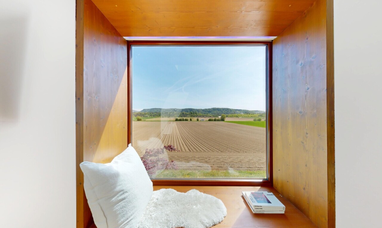 büro mit blick auf obstgarten/agrarland, orchard / agricultural view, ländliche aussicht, rural view, und inside property