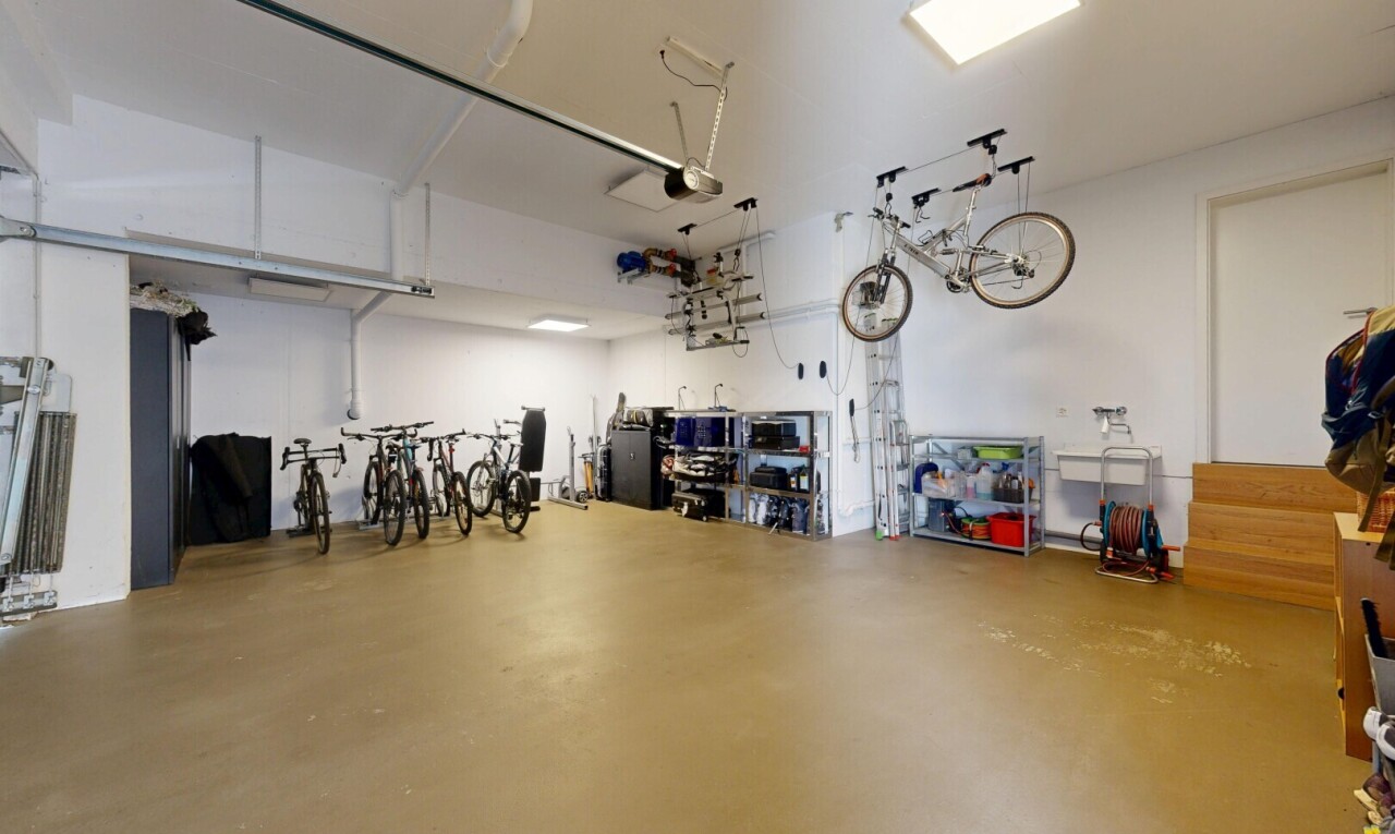 fitnessstudio mit concrete floor, finished concrete floor, inside community, und drywall