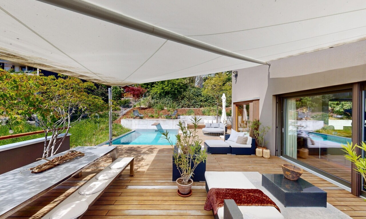 terrasse mit deck, schwimmbad, wohnraum im freien, und from property
