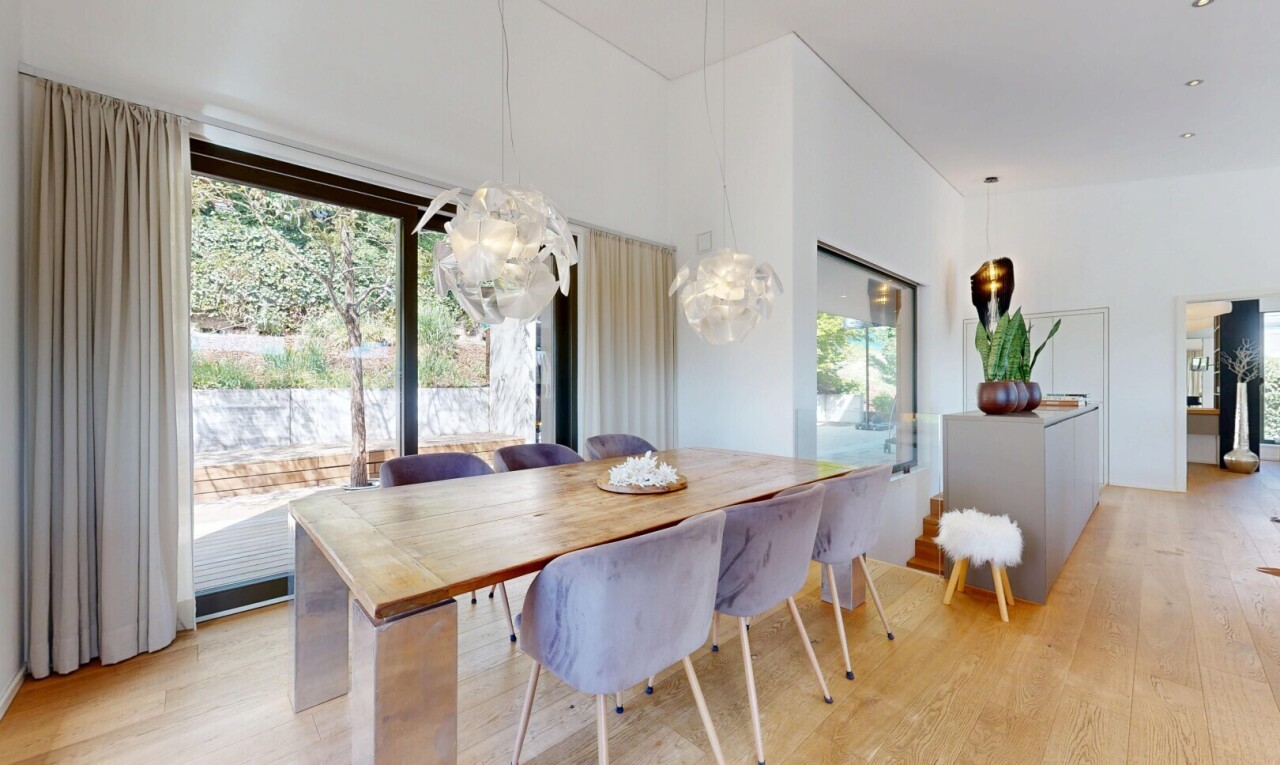 esszimmer mit inside property, holzfußboden, wood finish floor, natürliches licht, und natural light