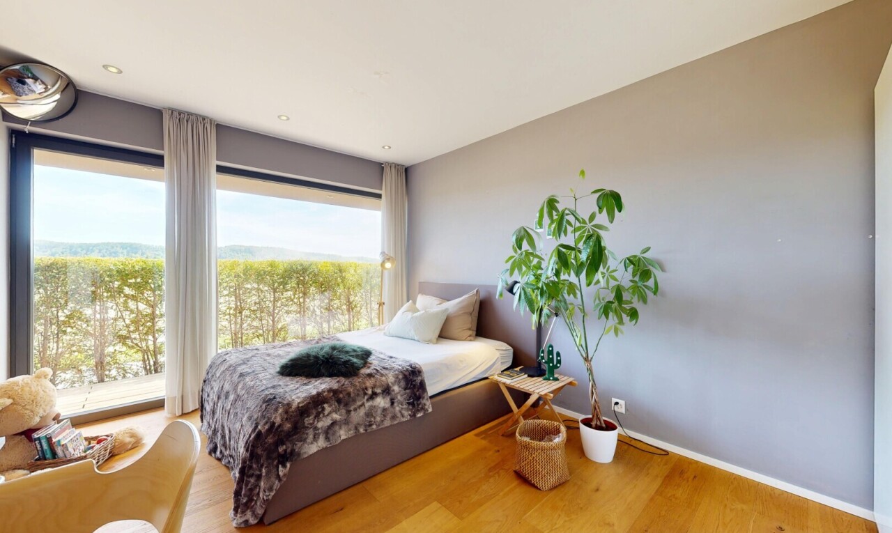 zimmer / schlafzimmer mit holzfußboden, wood finish floor, gipskartonwand, drywall, und day time