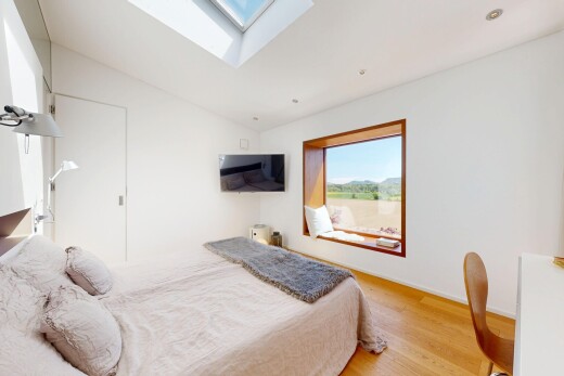 zimmer / schlafzimmer mit natürliches licht, natural light, dachschräge, vaulted ceiling, und holzfußboden