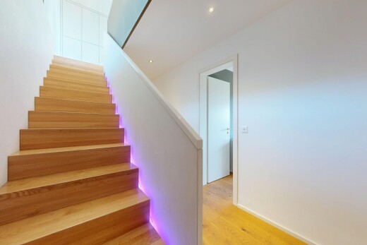 treppe mit treppen, drywall, gipskartonwand, wood finish floor, und holzfußboden