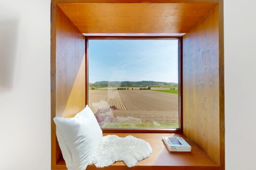 büro mit blick auf obstgarten/agrarland, orchard / agricultural view, ländliche aussicht, rural view, und inside property