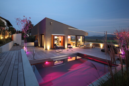 außenansicht mit deck, from property, schwimmbad, stuckverkleidung, und dusk