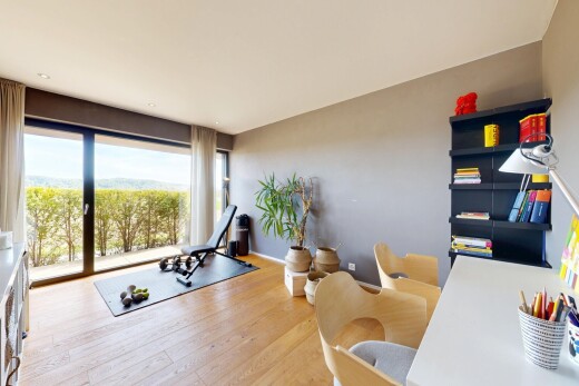 fitnessstudio mit drywall, gipskartonwand, inside property, natural light, und natürliches licht