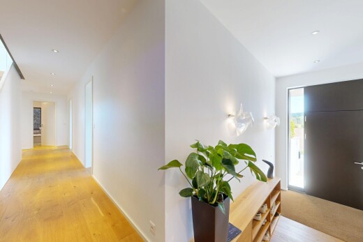 halle / korridor mit drywall, gipskartonwand, inside property, wood finish floor, und holzfußboden