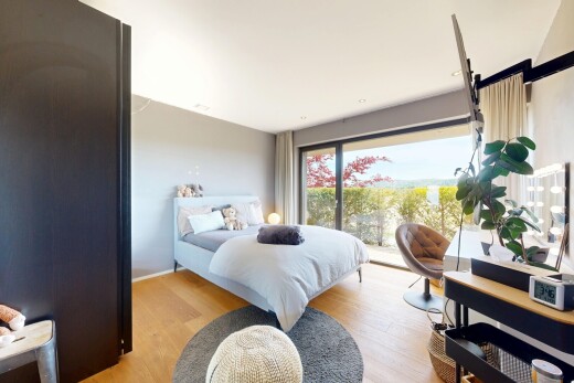 zimmer / schlafzimmer mit wood finish floor, holzfußboden, inside property, drywall, und gipskartonwand