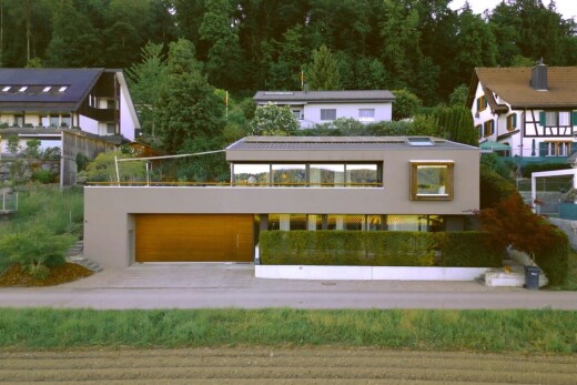 außenansicht mit stuckverkleidung, property visible, und garage angeschlossen