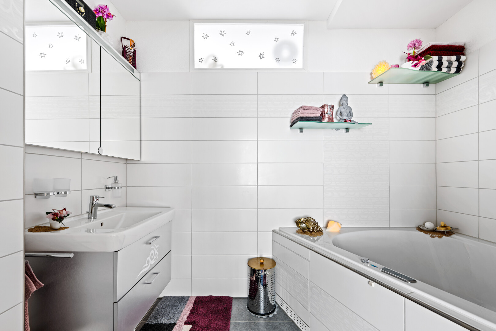 bad mit spiegel, dark floor, inside property, komplettes badezimmer, und bad
