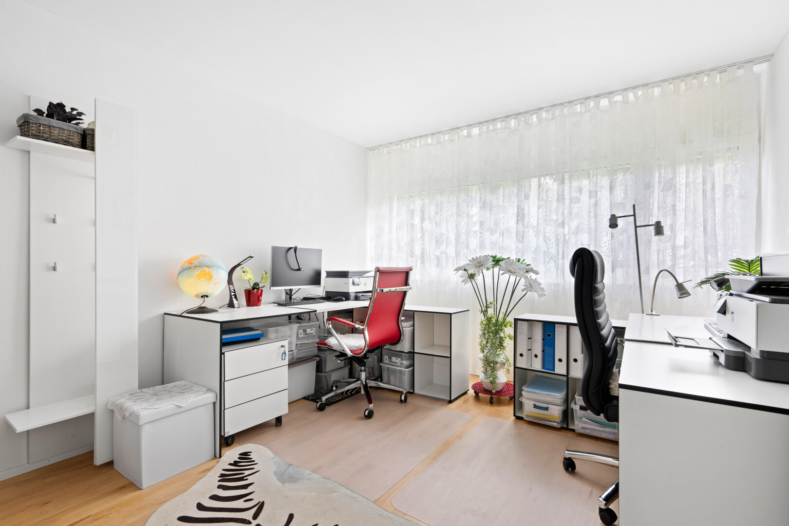büro mit bürobereich, light floor, inside property, natural light, und natürliches licht