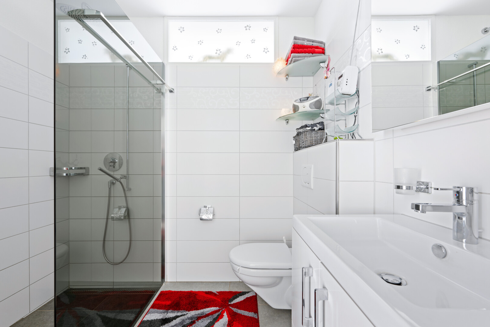 bad mit dusche, spiegel, inside property, komplettes badezimmer, und natürliches licht