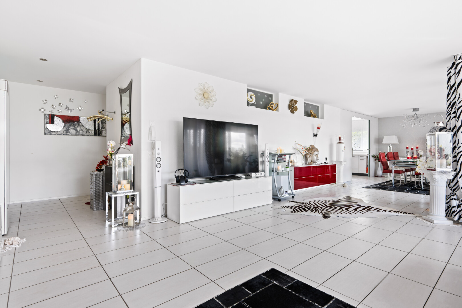 wohnzimmer mit inside property, fernseher, light floor, drywall, und gipskartonwand
