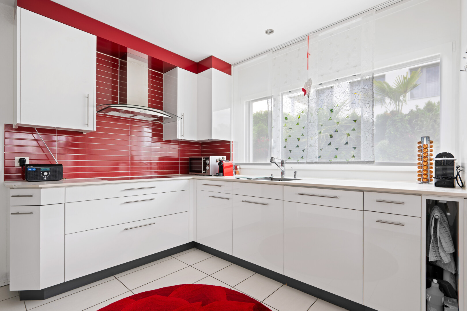 küche mit white cabinets, weiße schränke, dunstabzugshaube, light countertops, und arbeitsplatten