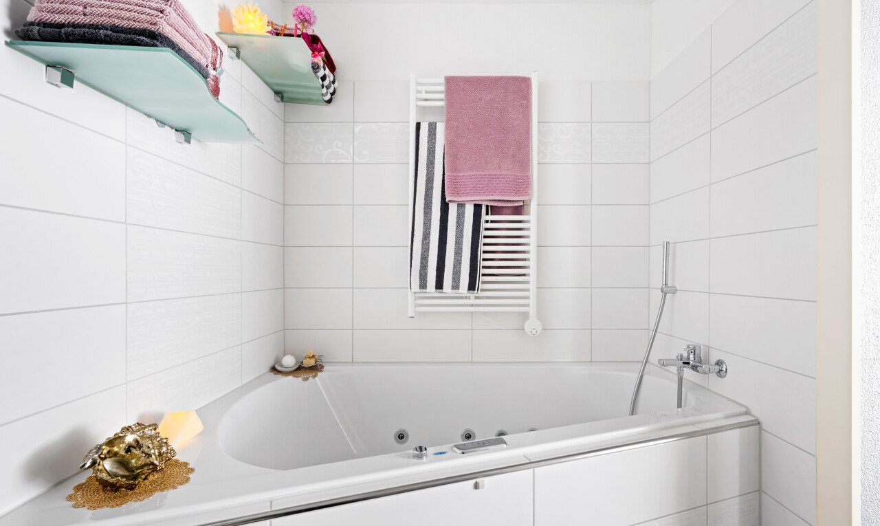 bad mit bad, handtuchwärmer, komplettes badezimmer, und inside property