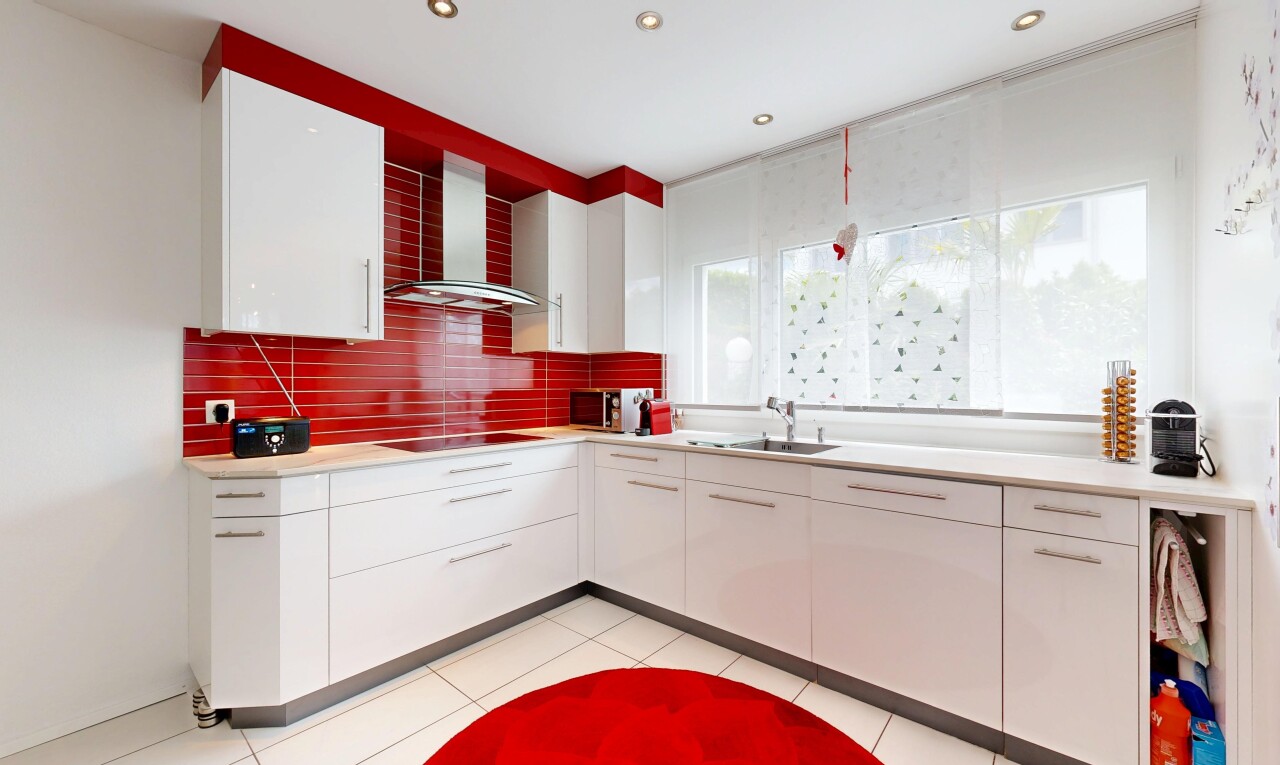 cuisine avec hotte, armoires blanches, white cabinets, plans de travail, et light countertops