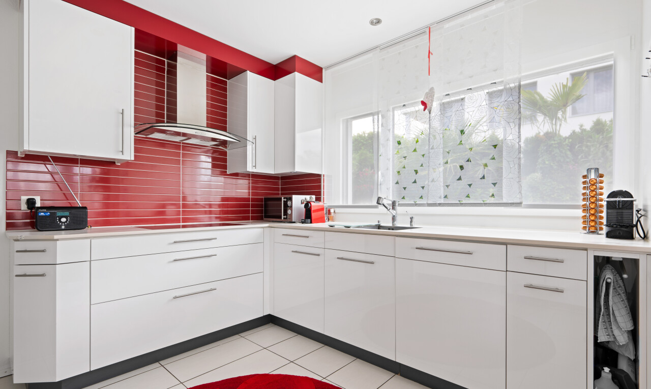 küche mit white cabinets, weiße schränke, dunstabzugshaube, light countertops, und arbeitsplatten