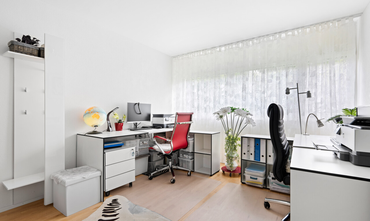 büro mit bürobereich, light floor, inside property, natural light, und natürliches licht