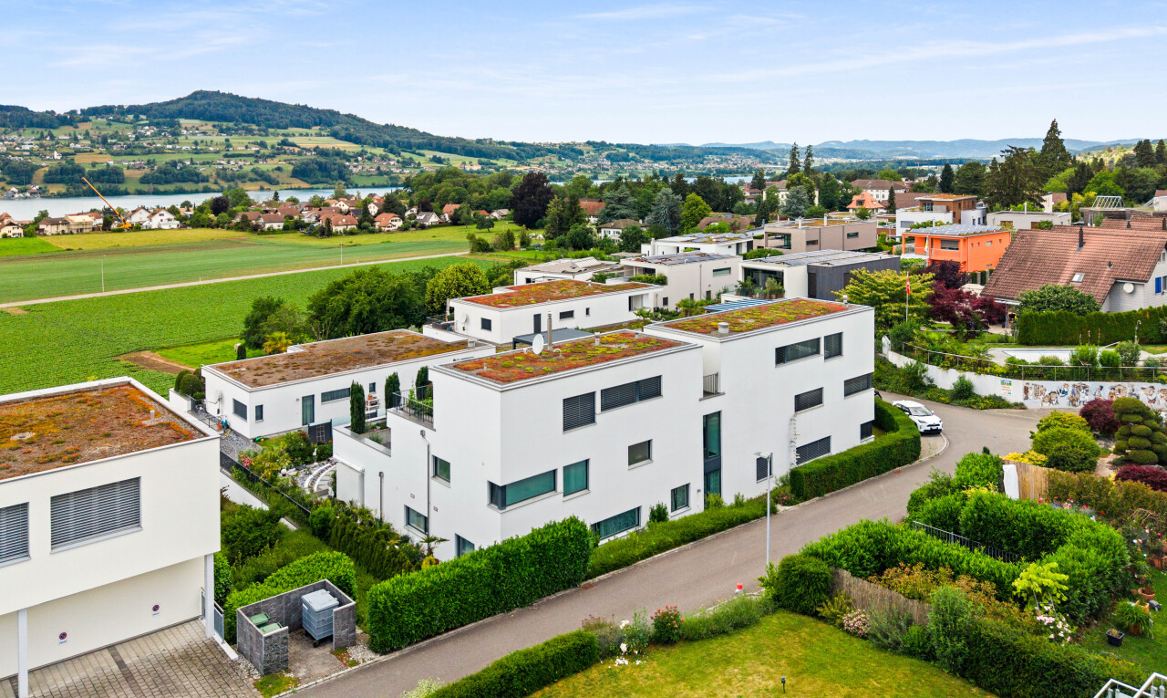 außenansicht mit day time, mountain view, blick auf die berge, stuckverkleidung, und rasen