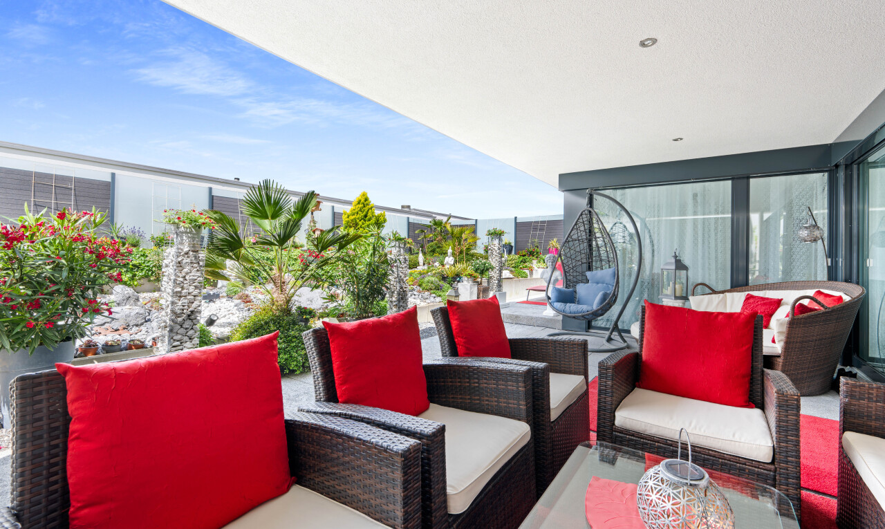 terrasse mit wohnraum im freien, from property, day time, und terrasse
