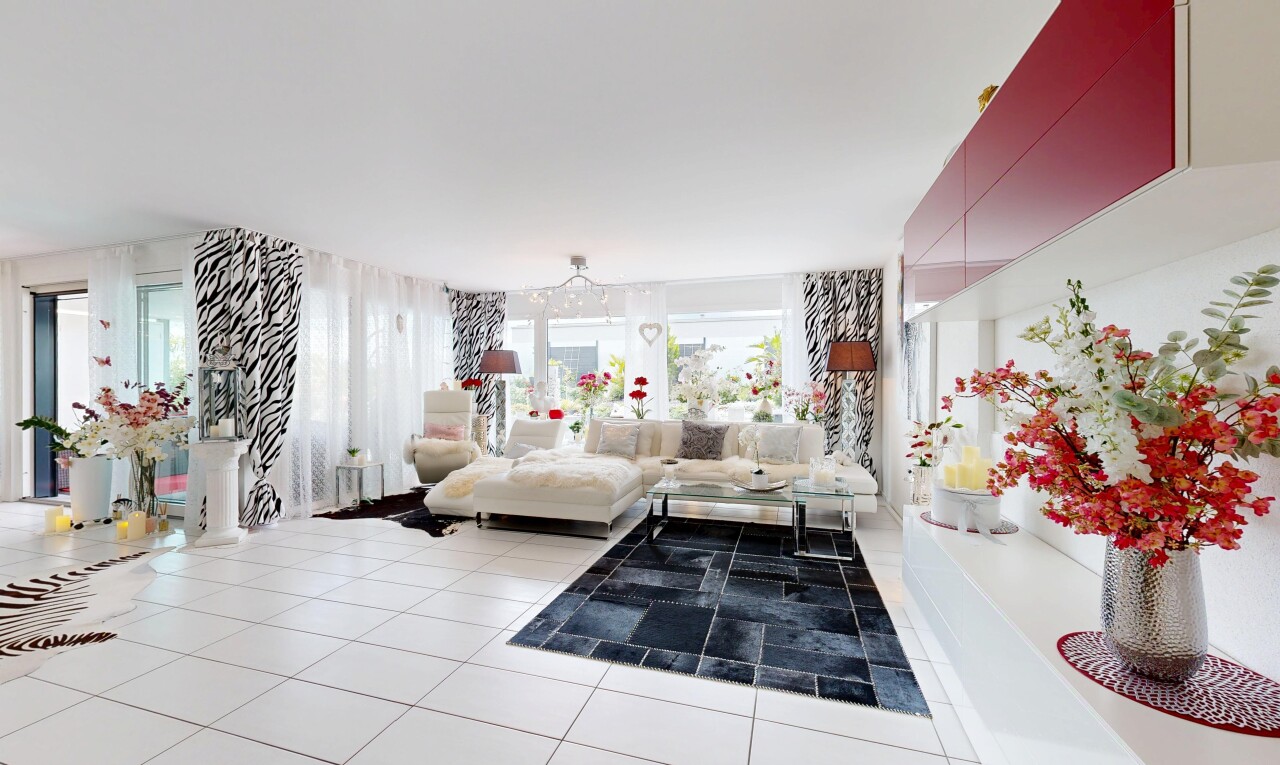 wohnzimmer mit inside property, fliesenboden, tile floor, natürliches licht, und natural light