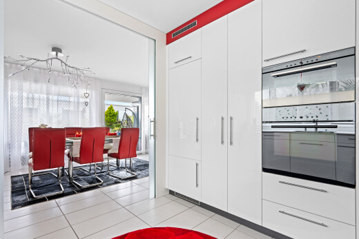 küche mit doppel backofen, light floor, natural light, natürliches licht, und tile floor