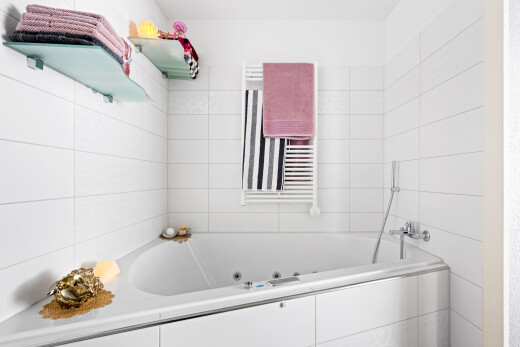 bad mit bad, handtuchwärmer, komplettes badezimmer, und inside property
