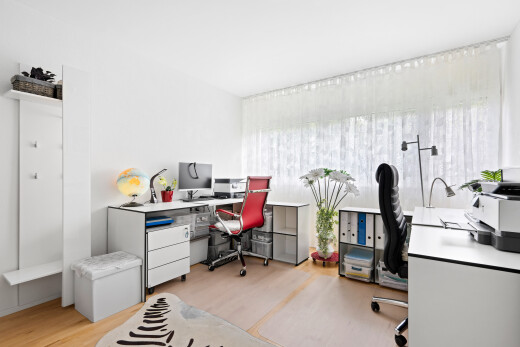 büro mit bürobereich, light floor, inside property, natural light, und natürliches licht