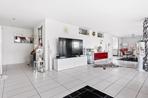 wohnzimmer mit inside property, fernseher, light floor, drywall, und gipskartonwand