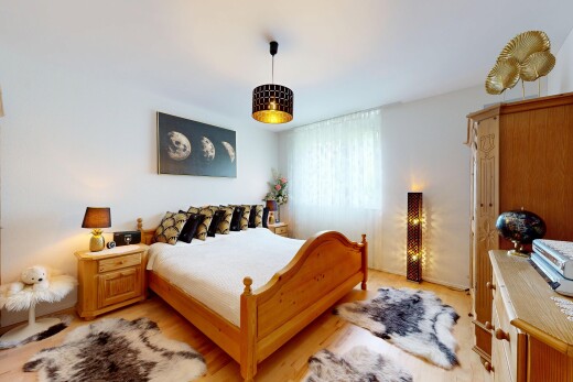 zimmer / schlafzimmer mit gipskartonwand, drywall, natürliches licht, natural light, und light floor