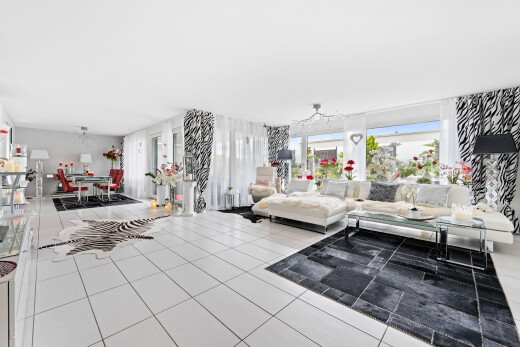 wohn- / esszimmer mit inside property, natürliches licht, natural light, bemerkenswerter kronleuchter, und fliesenboden