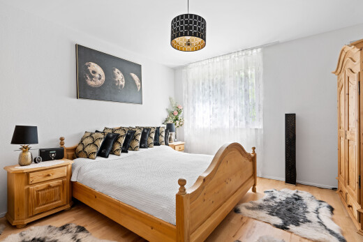 zimmer / schlafzimmer mit gipskartonwand, drywall, natürliches licht, natural light, und inside property