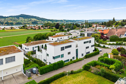 außenansicht mit day time, mountain view, blick auf die berge, stuckverkleidung, und rasen