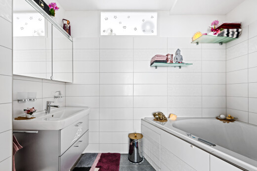 bad mit spiegel, dark floor, inside property, komplettes badezimmer, und bad