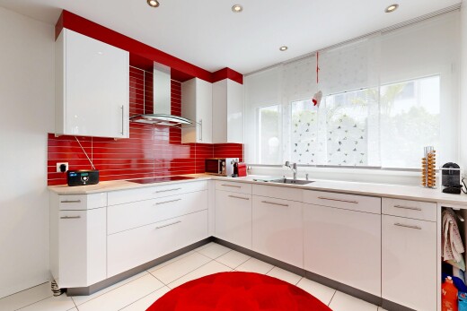 cuisine avec hotte, armoires blanches, white cabinets, plans de travail, et light countertops