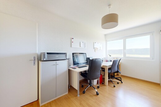 büro mit light floor, bürobereich, wood finish floor, inside community, und natürliches licht