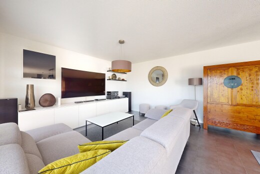 wohnzimmer mit fernseher, drywall, gipskartonwand, und inside property
