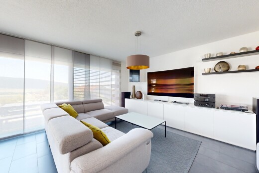 wohnzimmer mit natürliches licht, natural light, fernseher, gipskartonwand, und drywall