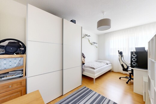 zimmer / schlafzimmer mit bürobereich, light floor, holzfußboden, wood finish floor, und natürliches licht