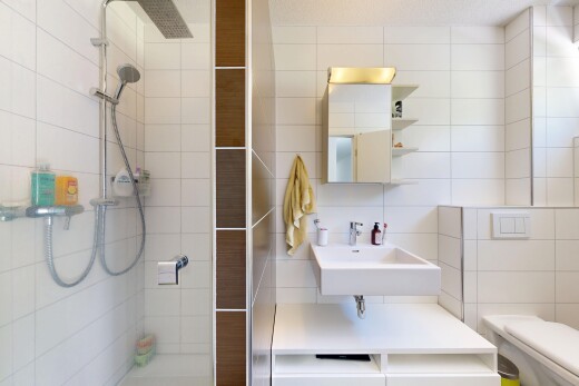 bad mit spiegel, dusche, tile wall, fliesenwand, und komplettes badezimmer