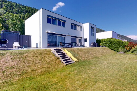 außenansicht mit terrasse, stuckverkleidung, property visible, day time, und rasen