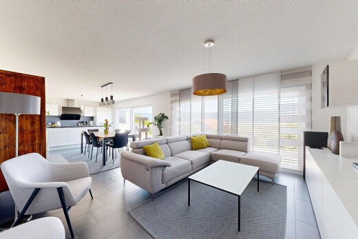 wohn- / esszimmer mit inside property, natural light, natürliches licht, tile floor, und fliesenboden