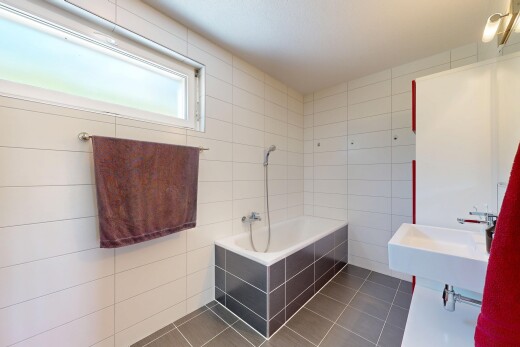 bad mit fliesenwand, tile wall, komplettes badezimmer, natürliches licht, und natural light
