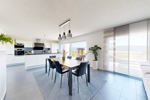 wohn- / esszimmer mit inside property, natural light, natürliches licht, light floor, und drywall