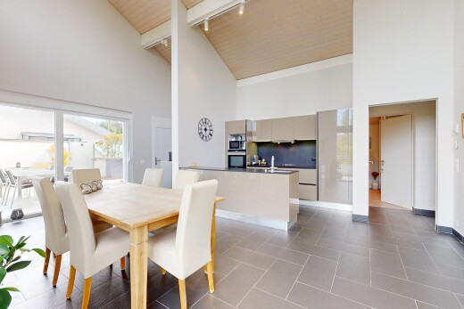 salle à manger avec plafond haut, high ceiling, cloison sèche, drywall, et plafond à poutres