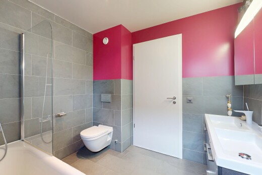 salle de bains avec salle de bain complète, miroir, lavabo (ou coiffeuse selon le contexte), tile floor, et sol en carrelage